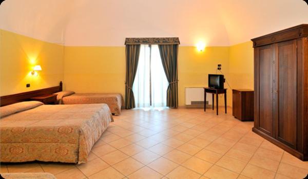 Tenuta Santa Lucia Hotell San Giovanni Rotondo Rum bild